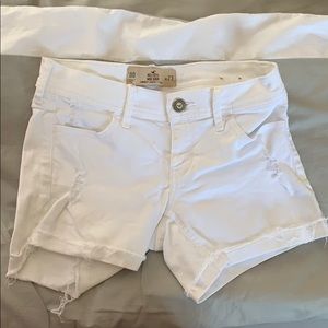 white mid-shorts from hollister